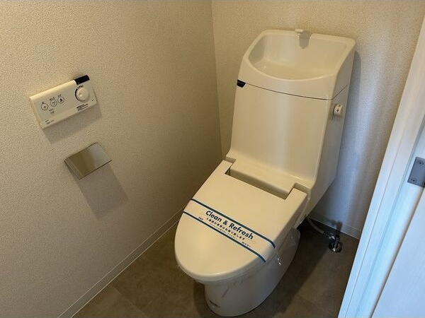 トイレ　※写真は同じマンションの違う部屋のものになります。