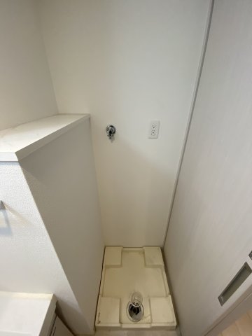 その他　ファーストフィオーレ本町イーストII　洗濯機置き場