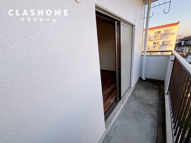 バルコニー　同物件の別部屋になります。