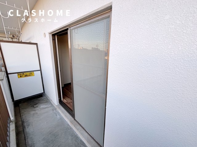 バルコニー　同物件の別部屋になります。