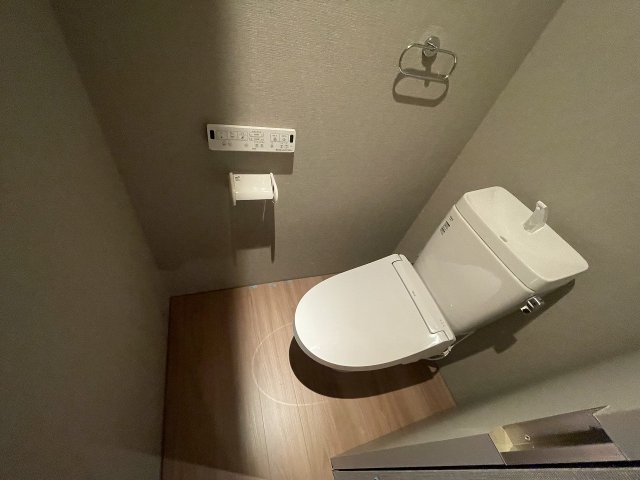 トイレ　落ち着いた色調のトイレです