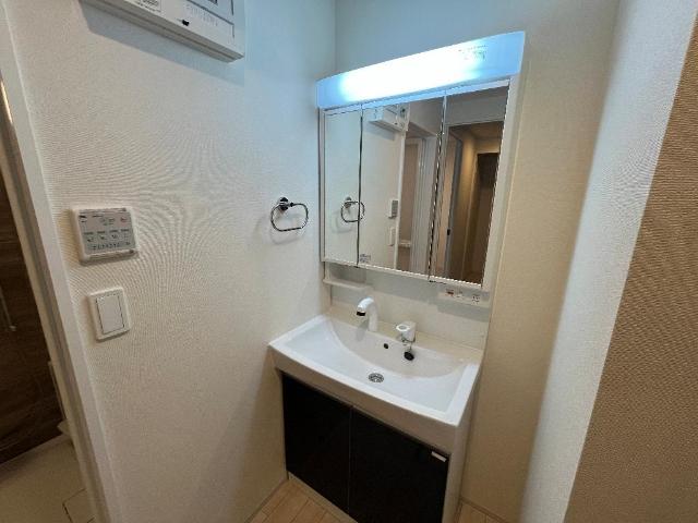 洗面設備　洗髪洗面化粧台（３面鏡）（イメージ）