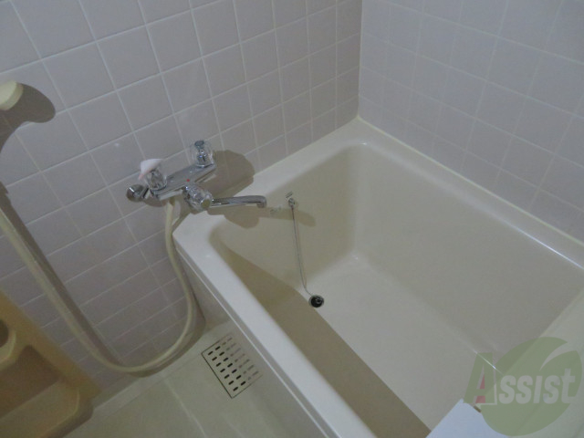 バス・シャワールーム　お風呂はこちら広めのバスタブですねー。