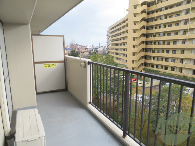 バルコニー　広いバルコニーが付いて晴れた日は洗濯物が干せますね