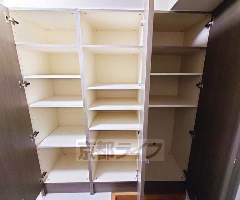 収納　玄関横の物入れ