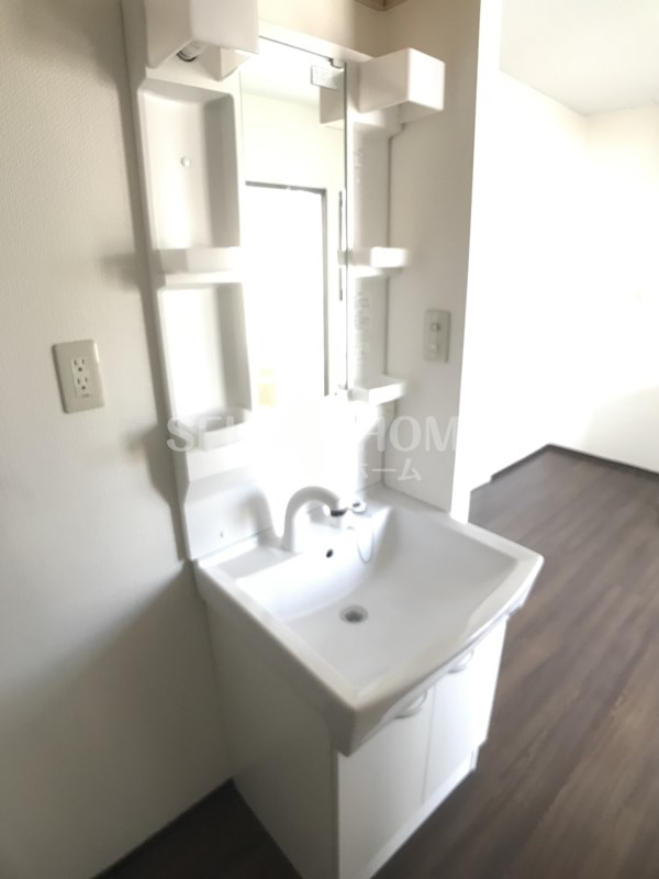 洗面設備　独立洗面台、朝の身支度には欠かせません