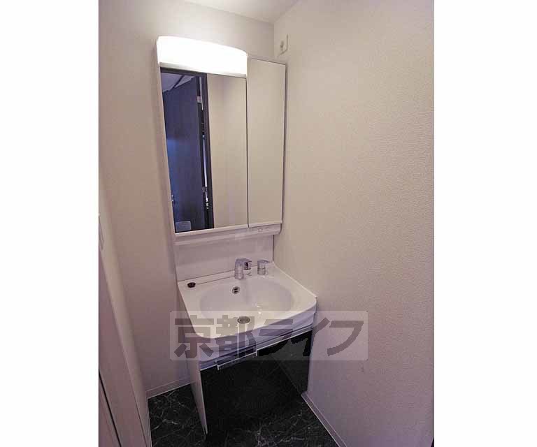 洗面設備　便利な洗面台です。