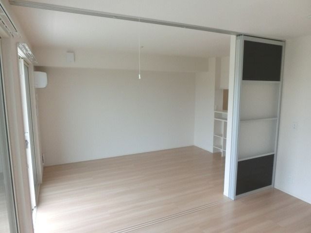 その他部屋・スペース　明るいリビング、エアコン完備