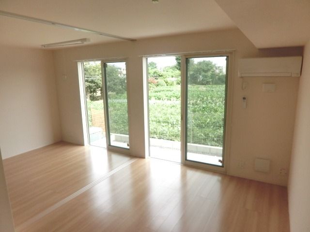 居室・リビング　間仕切りを置ければ大型リビングとしても使用可能