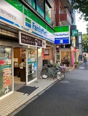 コンビニ　ファミリーマート東高円寺駅前店（コンビニ）まで106m