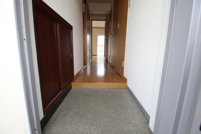 玄関　※別号室参考写真の為現状優先となります