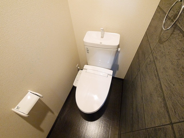トイレ　落ち着いた色調のトイレです