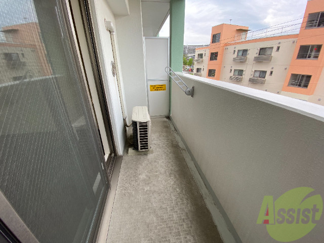 バルコニー　こちらはバルコニー。洗濯物が干せるようになっています。