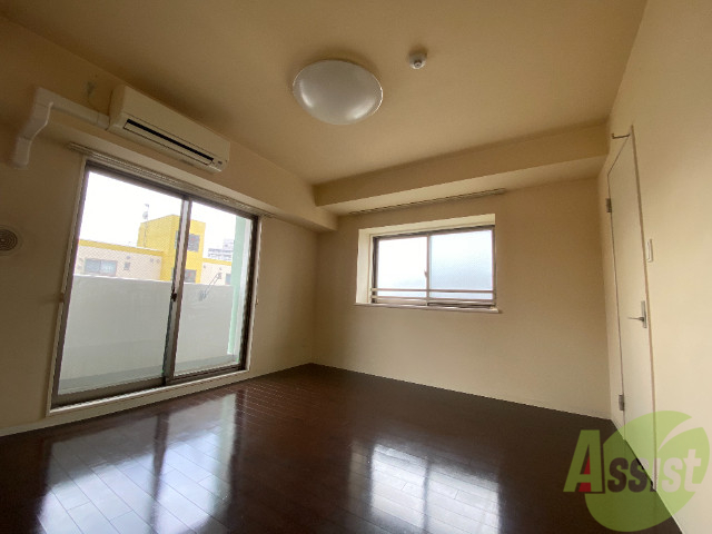 居室・リビング　８．８帖の洋室です。広々として、きれいですね。