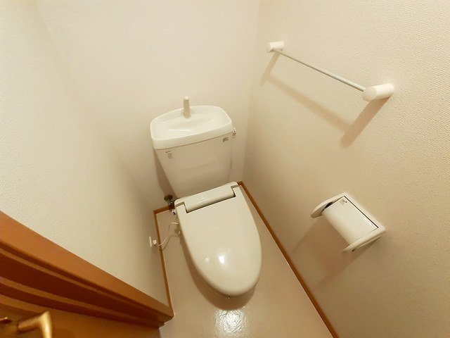 トイレ　落ち着いた色調のトイレです