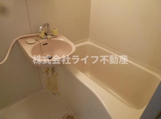 洗面設備　明るい洗面所です