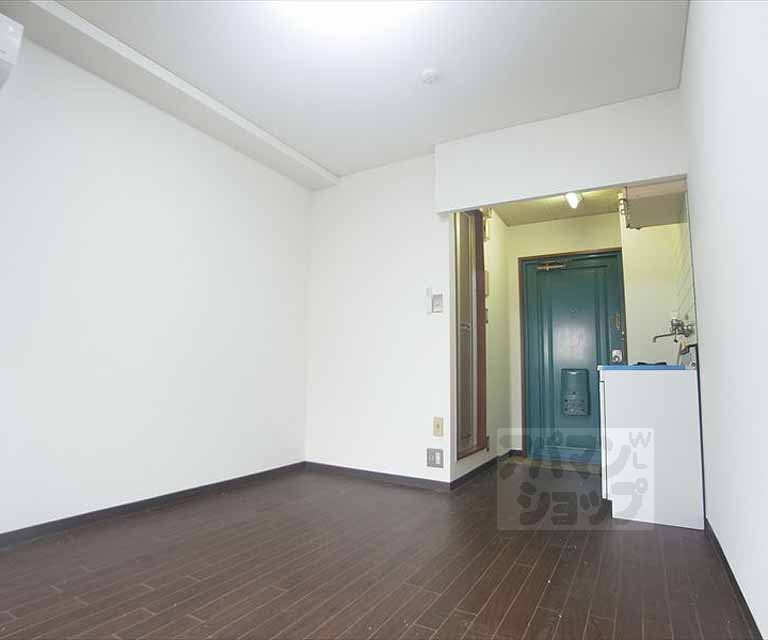 居室・リビング　真っ白なクロスの綺麗なお部屋です