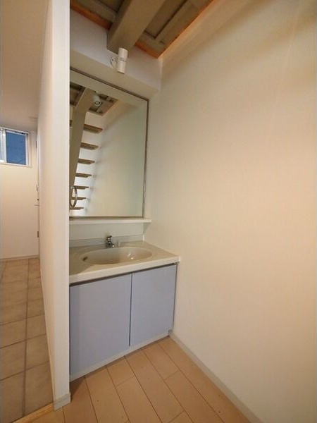 洗面設備　※写真は同じマンションの違う部屋のものになります。