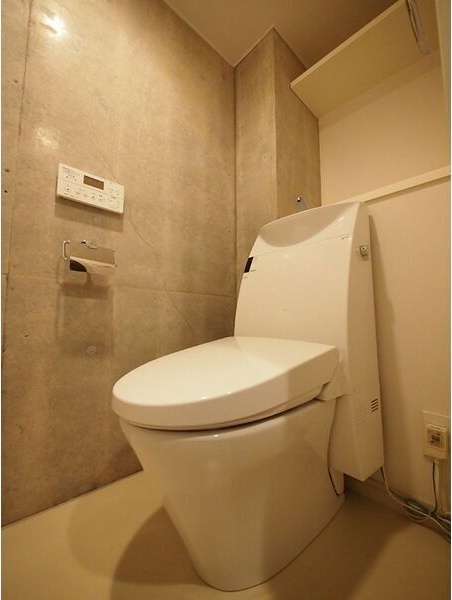 トイレ　※写真は同じマンションの違う部屋のものになります。