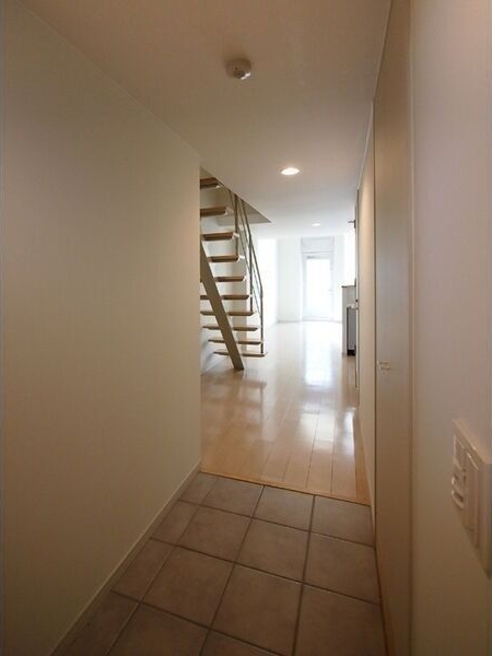 玄関　※写真は同じマンションの違う部屋のものになります。