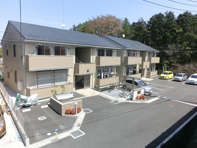 駐車場　●2棟建になってます。前面は駐車場スペース。