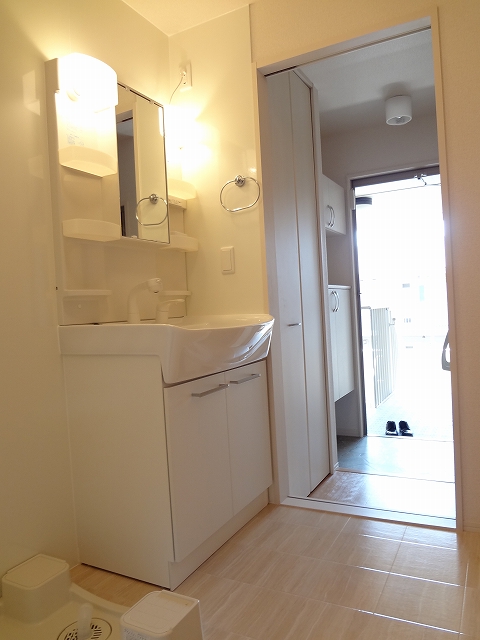 洗面設備　●洗面所もゆとりを感じる広さです。