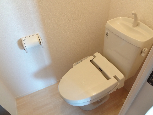 トイレ　●温水洗浄暖房便座付のトイレ。