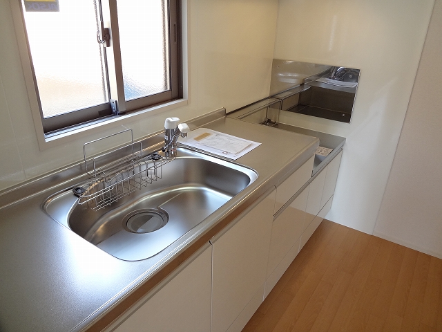 キッチン　●窓があった明るいキッチンは、収納スペースも充実。