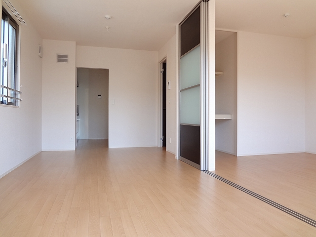 居室・リビング　●バルコニー側からリビングを撮影。