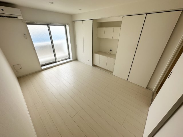 居室・リビング　エアコン付きで快適に過ごせます♪