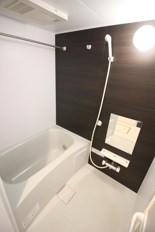 バス・シャワールーム　2　浴室乾燥機、追い焚き付きの浴室