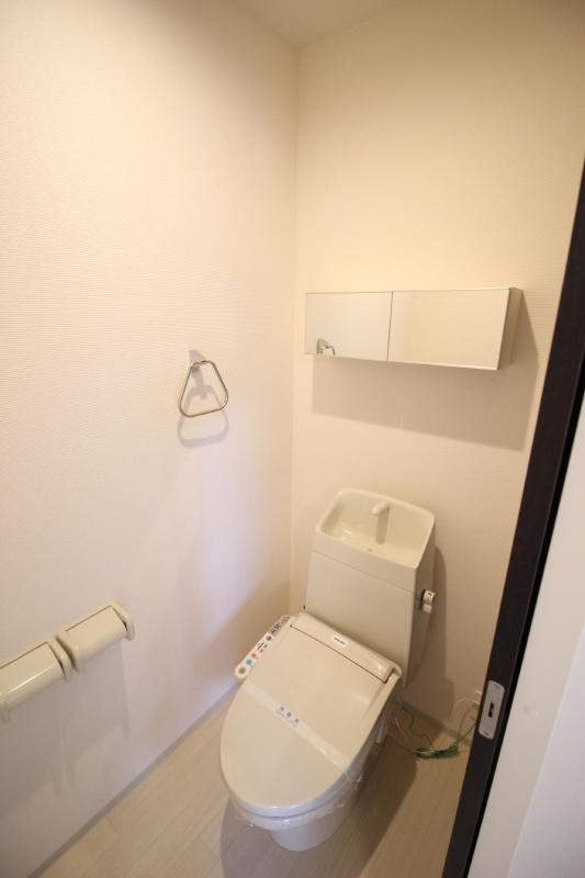 トイレ　温水洗浄便座付きトイレ　上部に収納あり