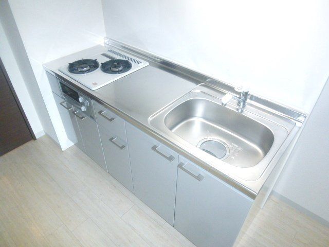 キッチン　２口ガスコンログリル付のシステムキッチンです。