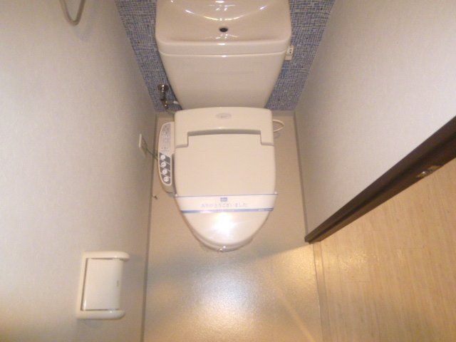 トイレ　温水洗浄便座付きのトイレです。