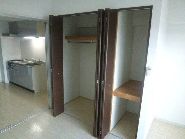 収納　洋室に大きなクローゼットがあります。