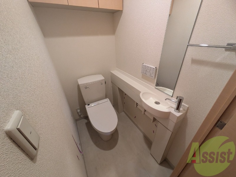 トイレ　広々した快適なトイレ。もちろんウォシュレット付きです。