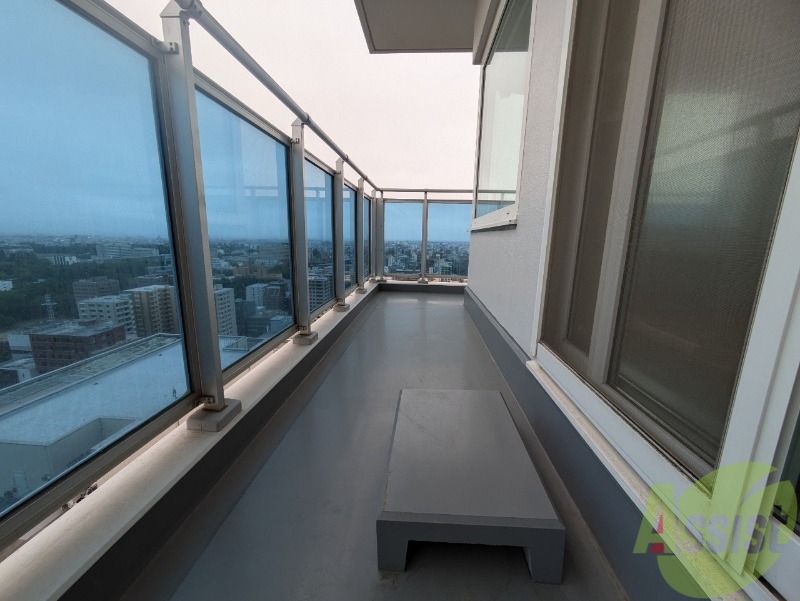 バルコニー　バルコニーは幅があり、広い印象を受けました。