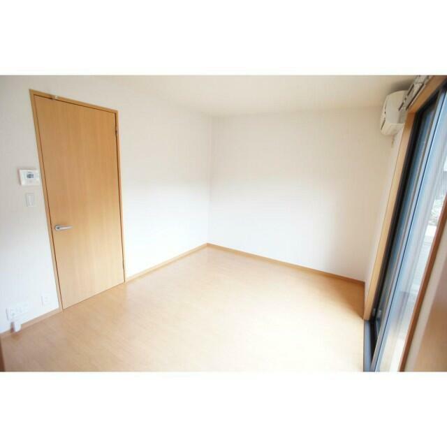 居室・リビング　明るく暖かな色調のお部屋です！