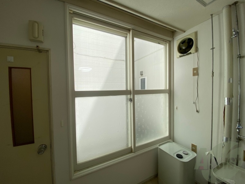 バルコニー　日差しが入るとお部屋全体が明るくなりますね。