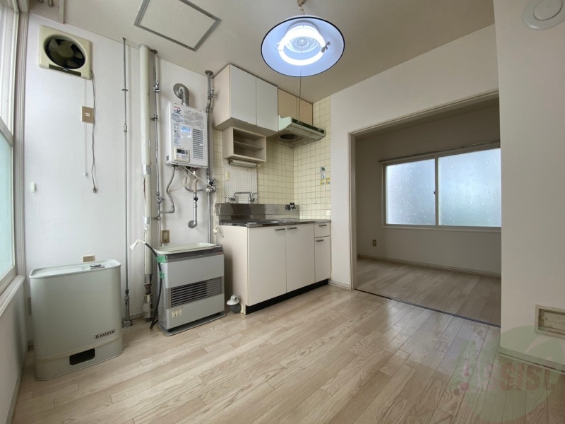 居室・リビング　５帖の洋室です。広々として、きれいですね。