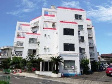 建物外観　白い壁に赤い屋根が特徴