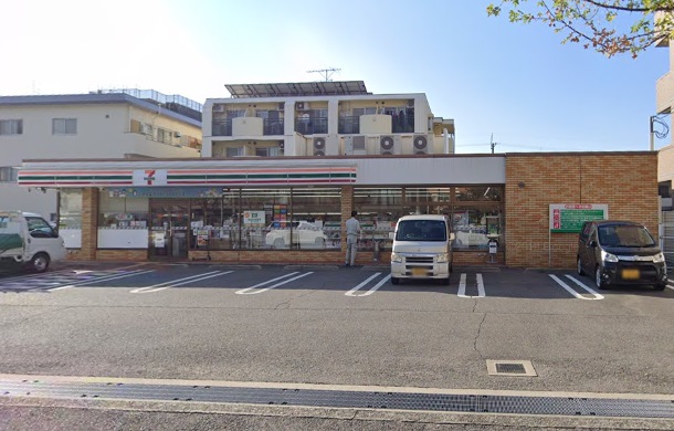 コンビニ　セブンイレブン（コンビニ）まで401m