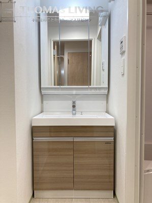 洗面設備　階数によりフロアやクロスの色が異なります。