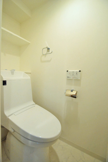 トイレ　便利な収納棚付きです温水洗浄便座付き