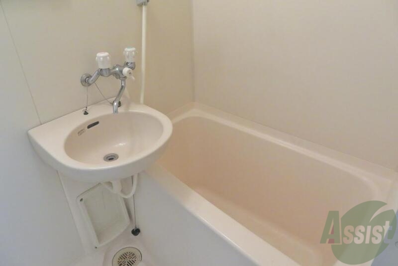 バス・シャワールーム　お風呂はしゃわー付き。浴槽も広くていい感じ。