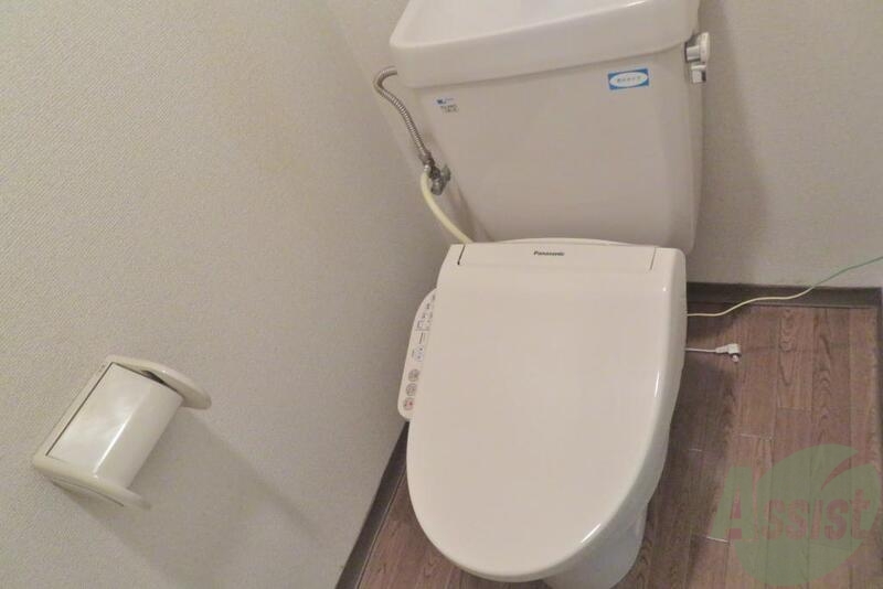 トイレ　トイレは温水洗浄付きで程よい広さで落ち付く感じですねー。