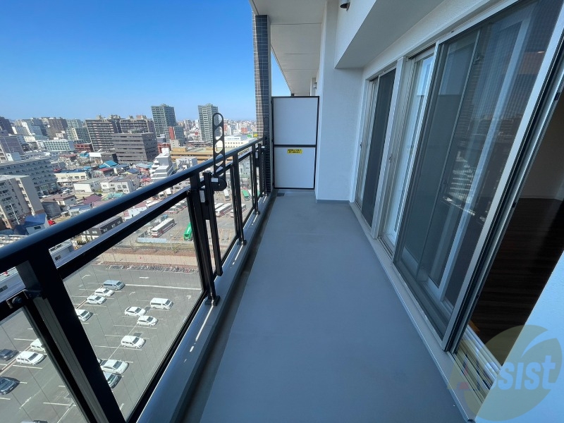 バルコニー　バルコニーは幅があり、広い印象を受けました。