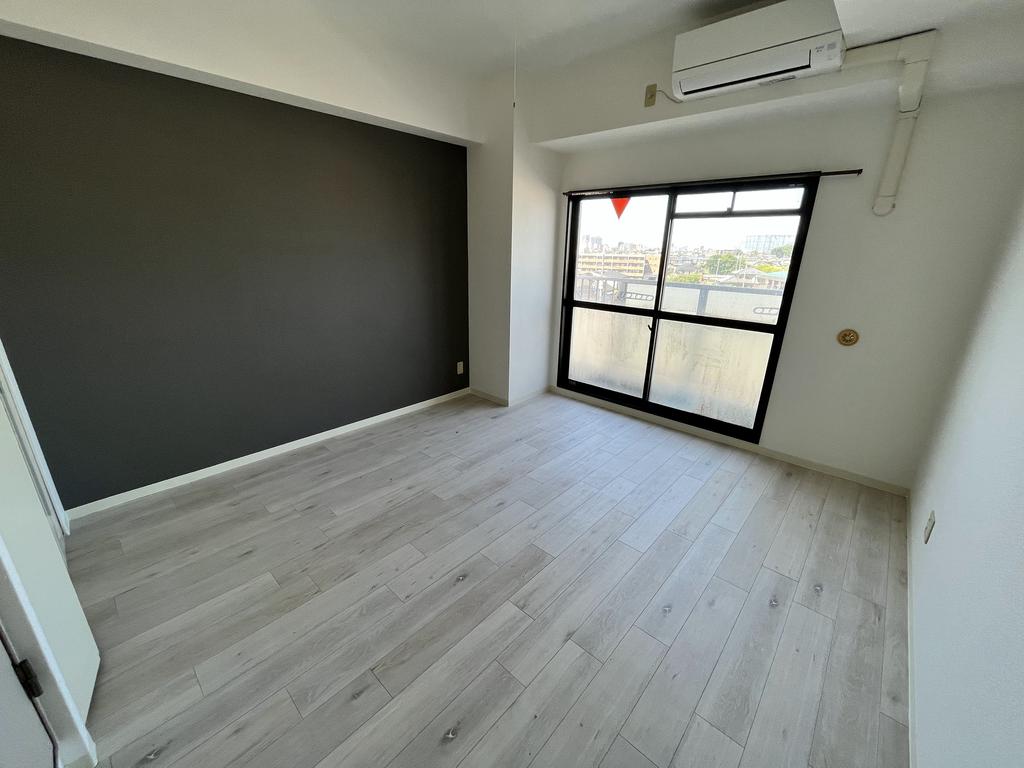 居室・リビング　※同建物の別のお部屋の写真です。