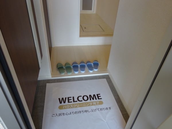 玄関　玄関を入るとホールがあります