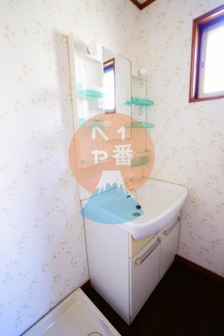 洗面設備　うれしい独立洗面台です。